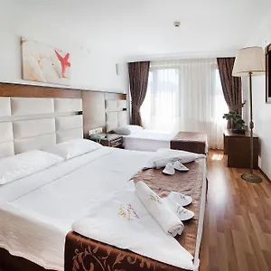 Santa Pera Hotel